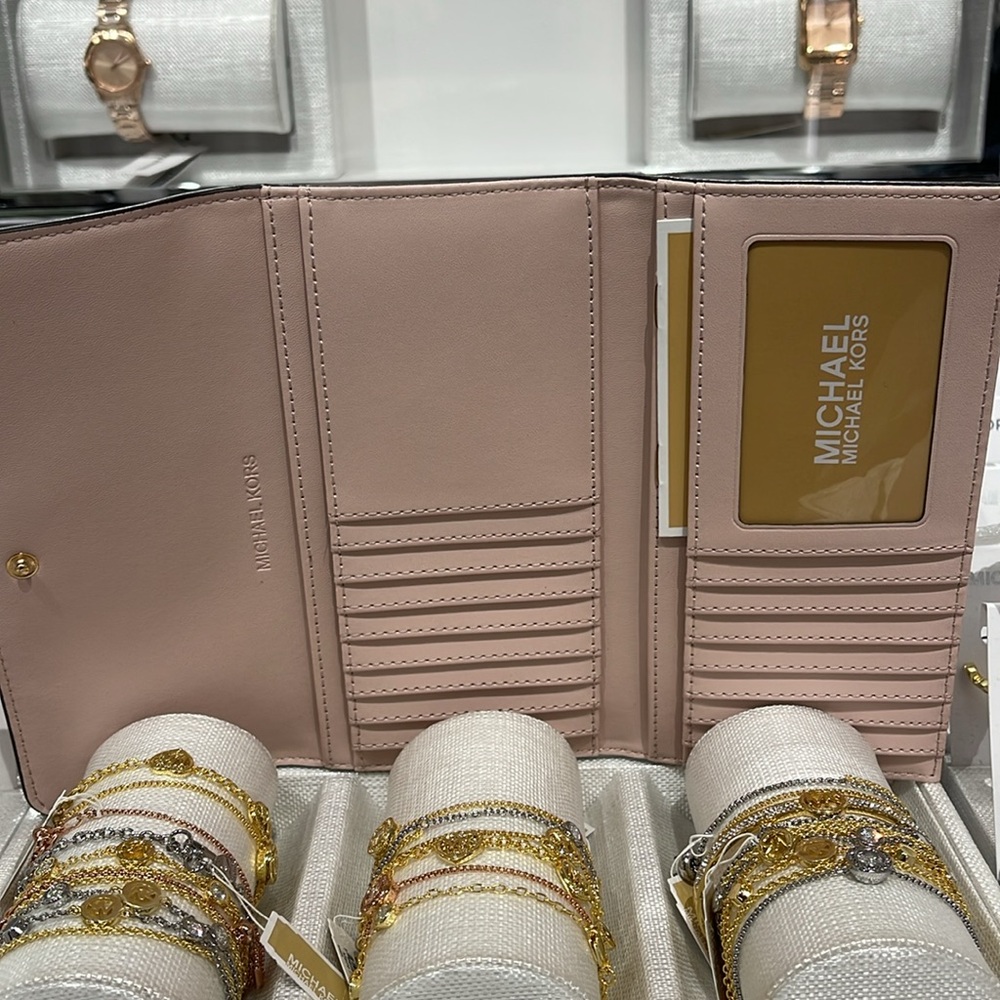 Michael Kors Jet Set Large Logo Trifold Wallet
Powder Blush Multi
NWT - Picture 10 of 16